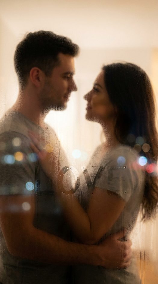 пара у запотевшего окна с надписью love