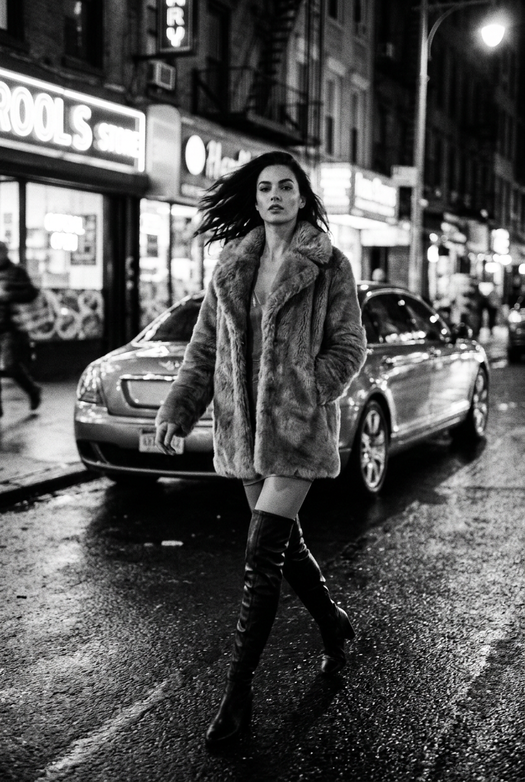 черно белая fashion фотосессия с неоном и авто