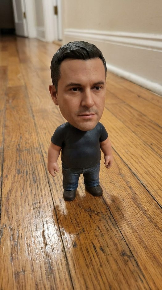 мини копия человека в стиле bobblehead дома