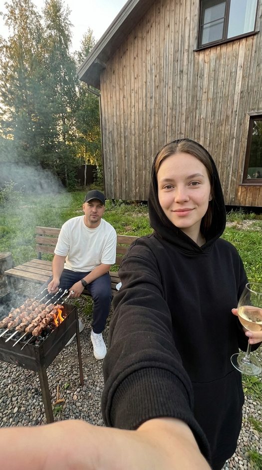 селфи пары с шашлыком на природе у домика