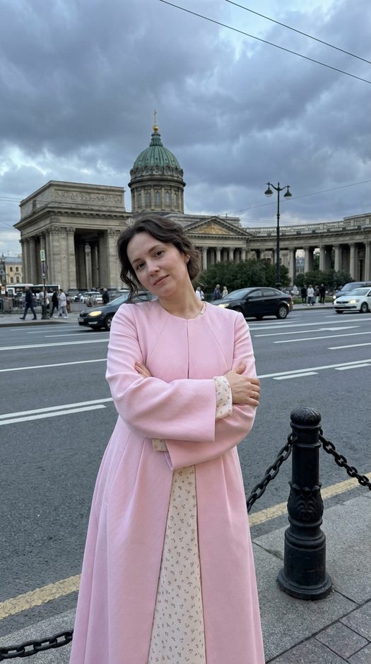 фотосессия у казанского собора в розовом платье