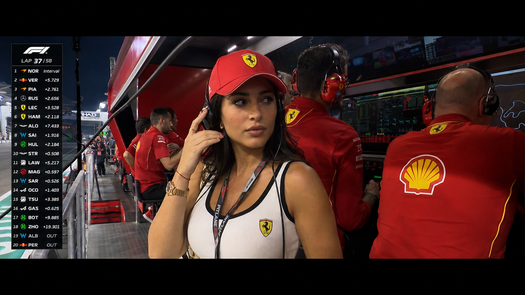 Девушка в гараже Ferrari на трансляции Формулы 1