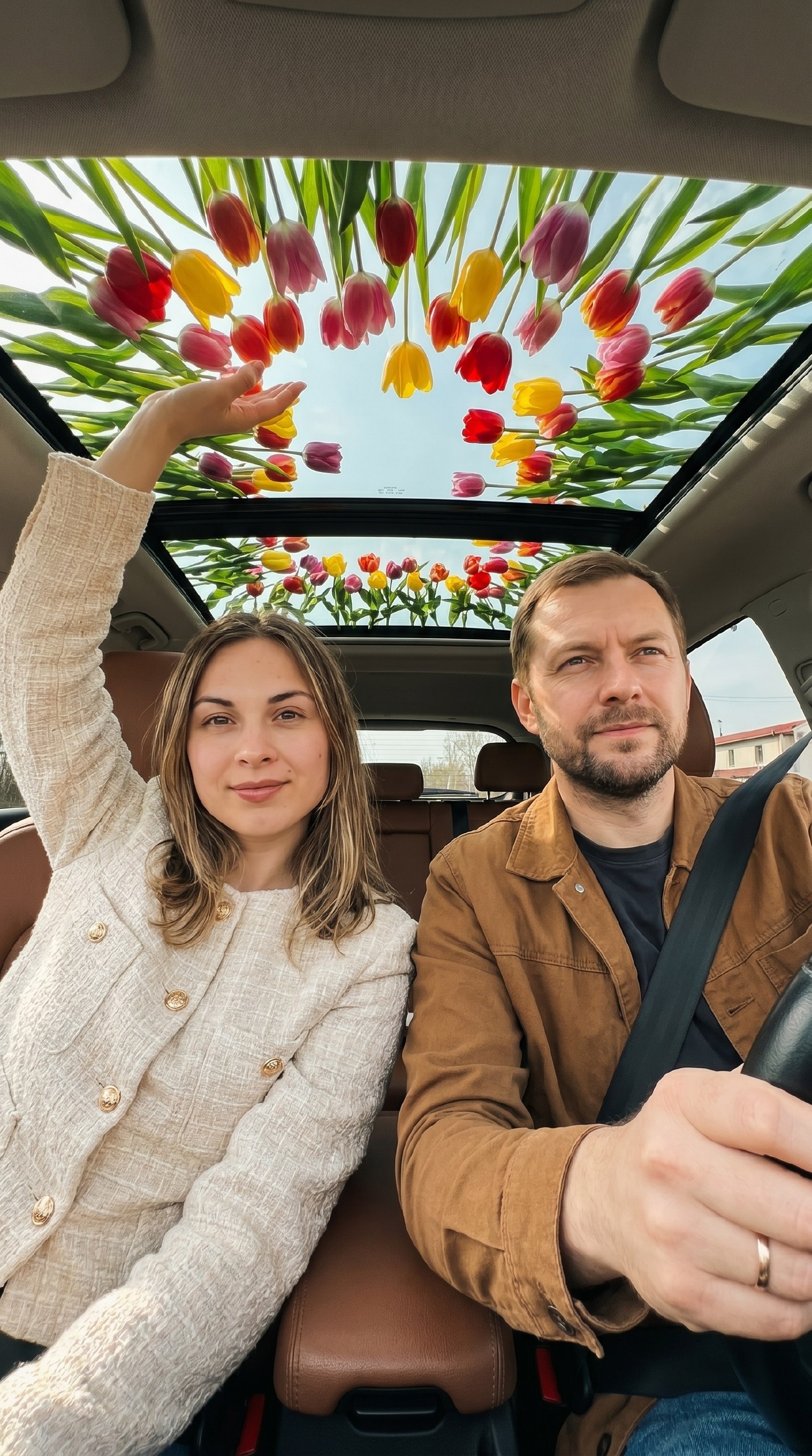 Романтическая фотосессия пары в машине