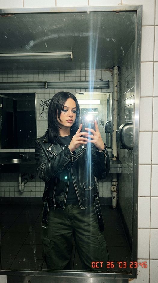 зеркальное селфи в метро с вспышкой