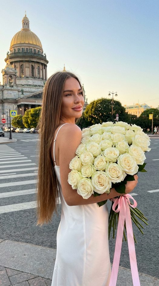 женщина с белыми розами у исаакиевского собора