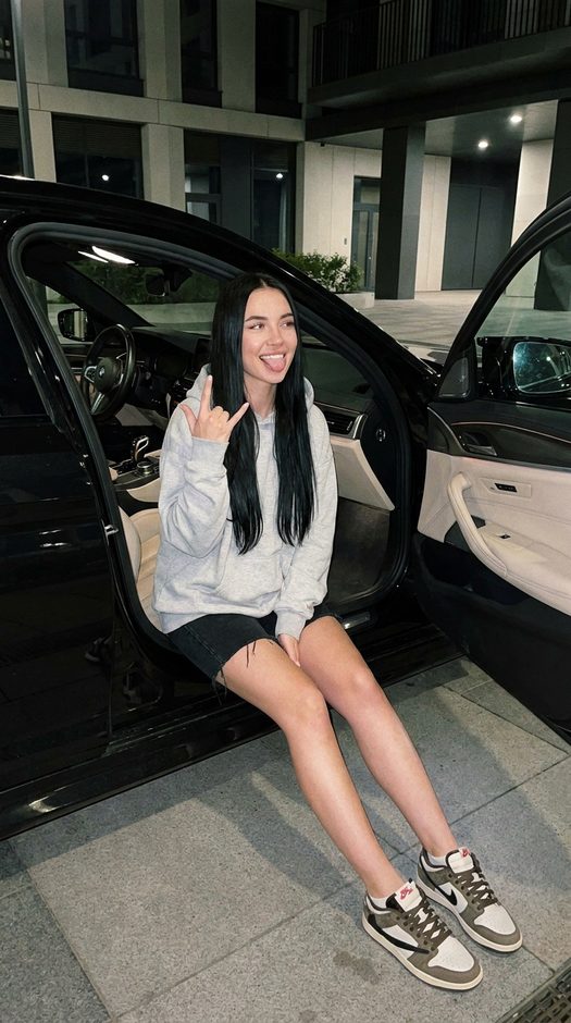 девушка у bmw ночью в формате lifestyle