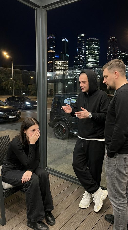 девушка с гуфом и бастой на фоне москва сити
