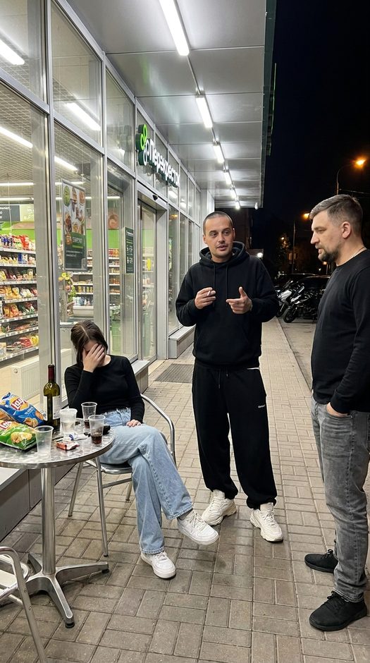 девушка с гуфом и бастой у магазина ночью