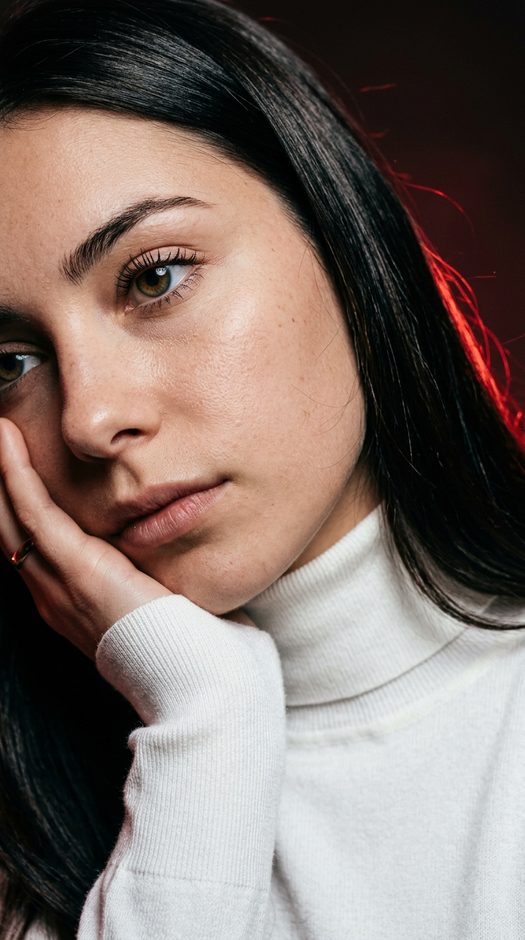 экстремально близкая beauty фотосессия в водолазке