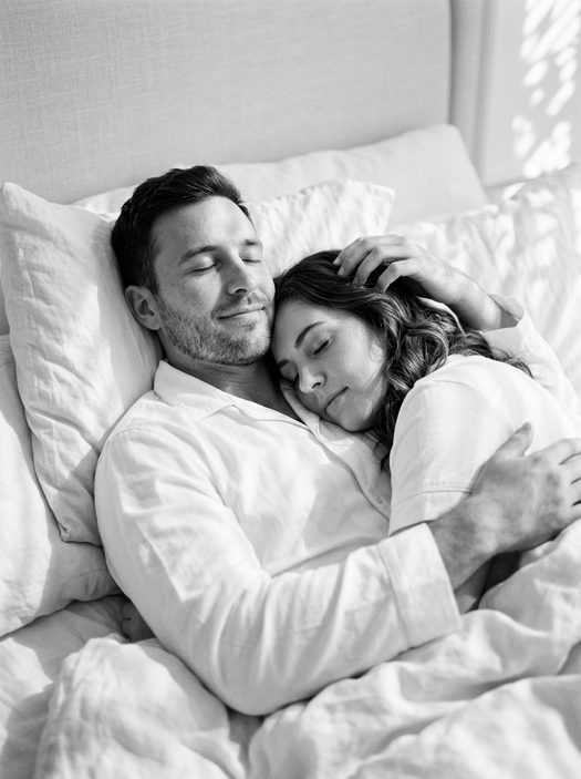 romanticheskaya-fotosessiya-pary-v-posteli-chb