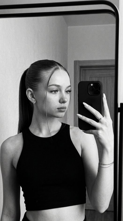 черно белое зеркальное селфи с iphone и хвостом