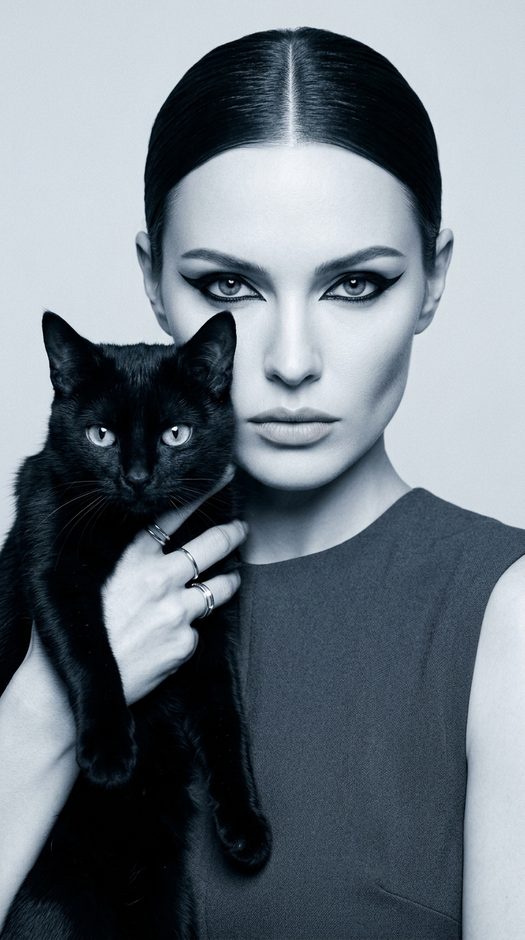 женщина с черным котом в студийной фотосессии