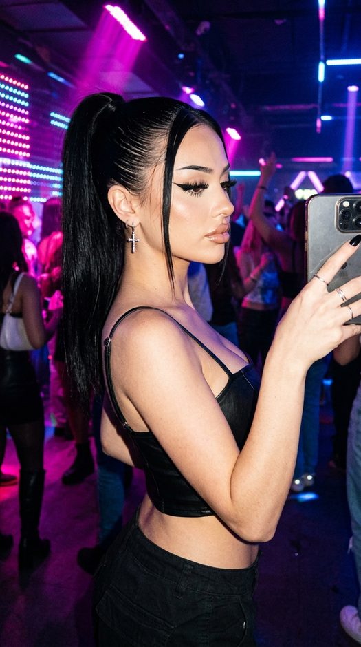 Селфи сбоку в стиле y2k e girl с неоновым клубом