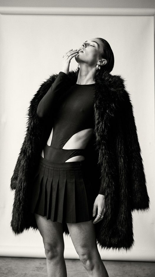 chernobelyy-fashion-portret-v-studii-s-mehom