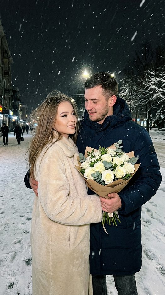пара зимой со вспышкой и белыми розами