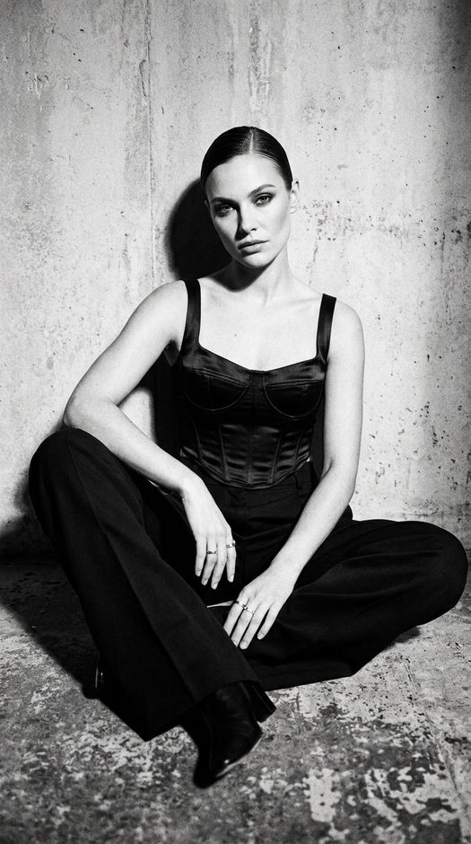 черно белая fashion фотосессия у бетонной стены