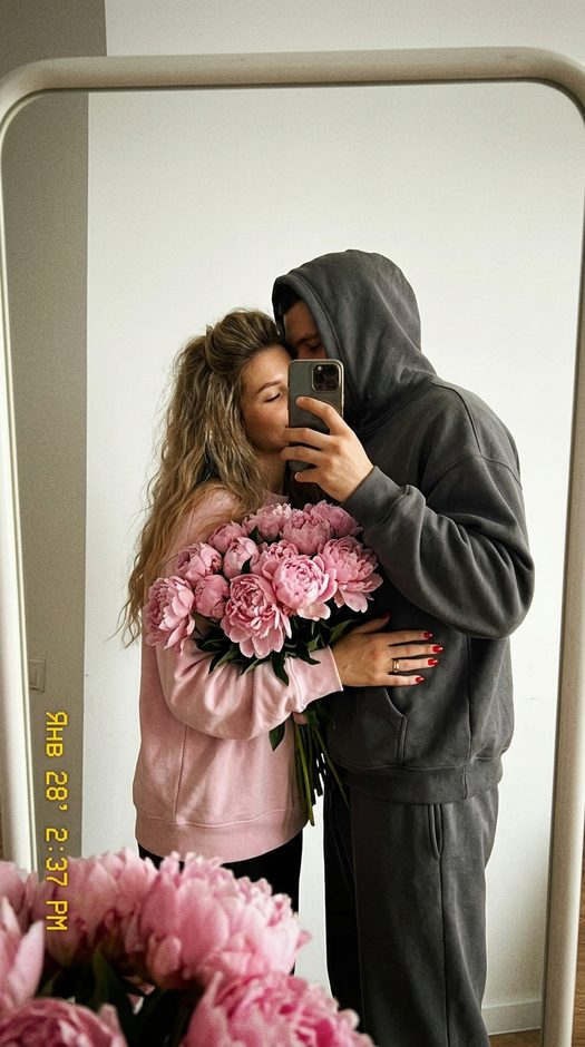 зеркальное селфи пары с пионами