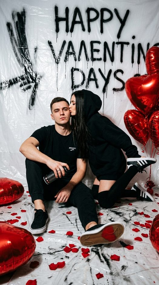 пара в студии с сердцами и граффити на 14 февраля