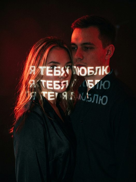 пара в студии с проекцией i love you