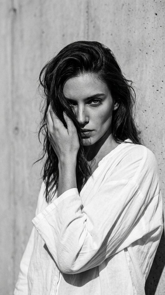 черно белая fashion фотосессия с рукой у лица