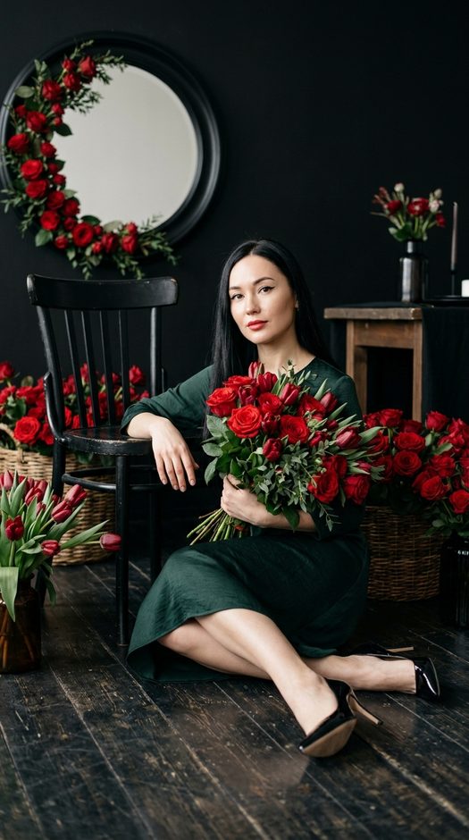 студийная фотосессия на 8 марта с розами и тюльпанами