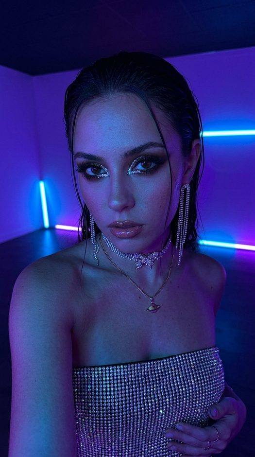 неоновое селфи в стиле euphoria со стразами