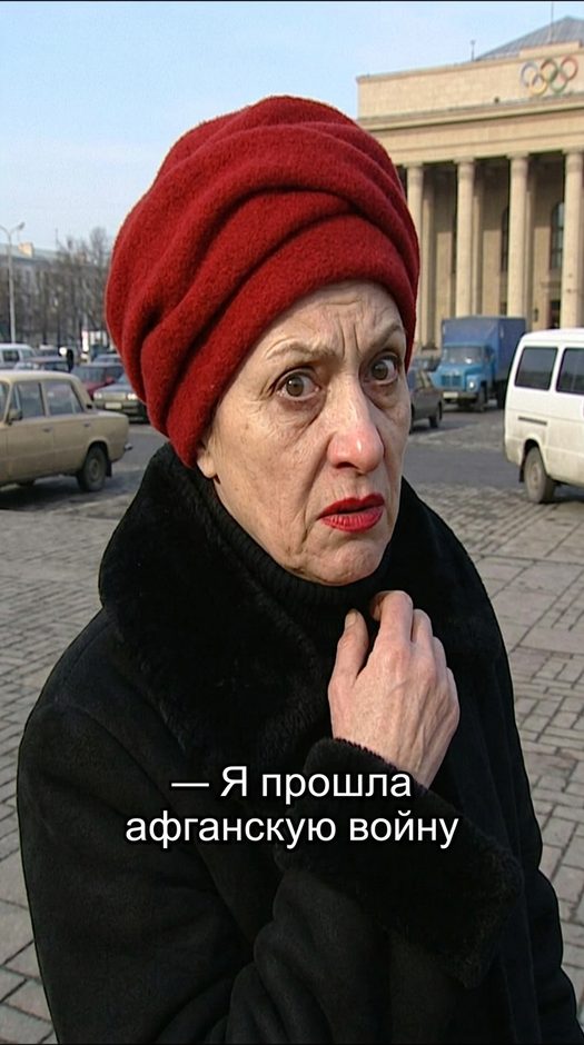 женщина в красном берете на городской площади