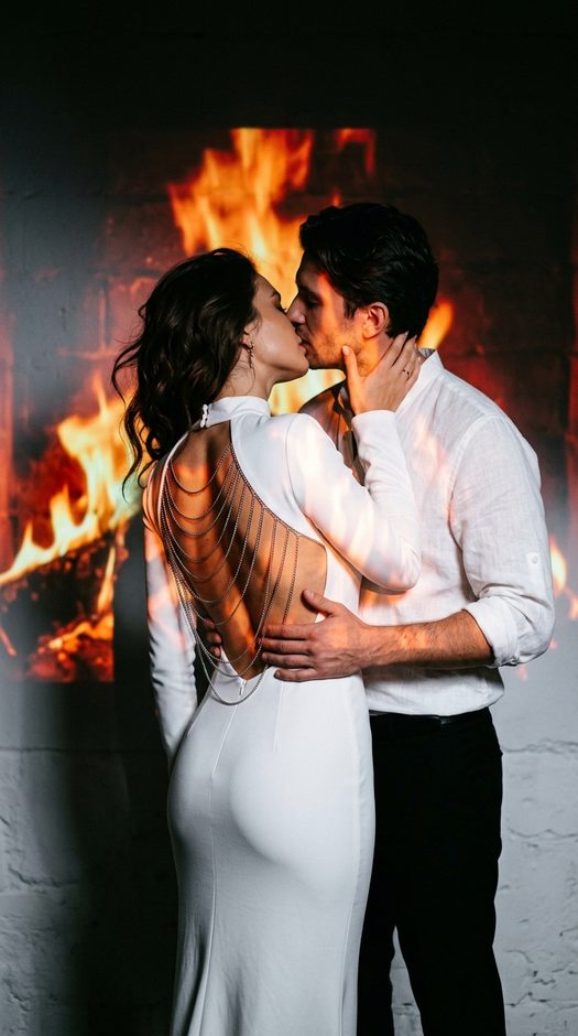 romanticheskaya-fotosessiya-pary-s-proekciey-ognya