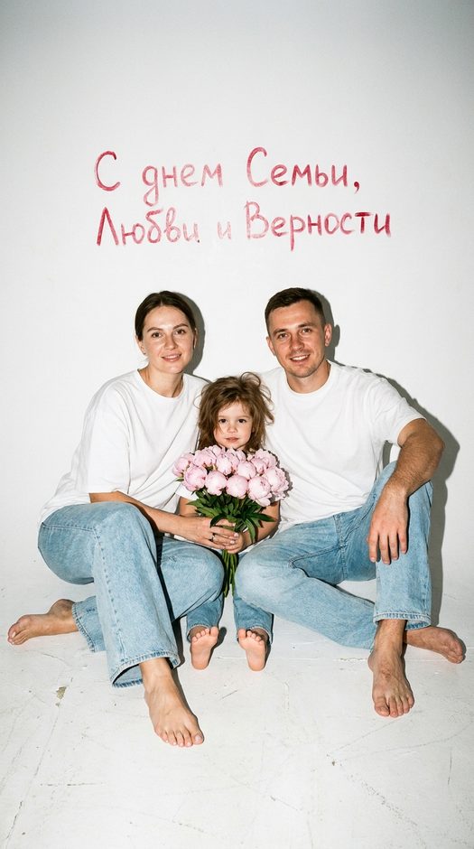 семейная фотосессия с пионами на белом фоне