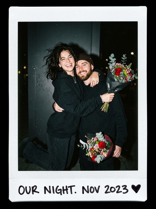 парная фотосессия в стиле polaroid с букетом