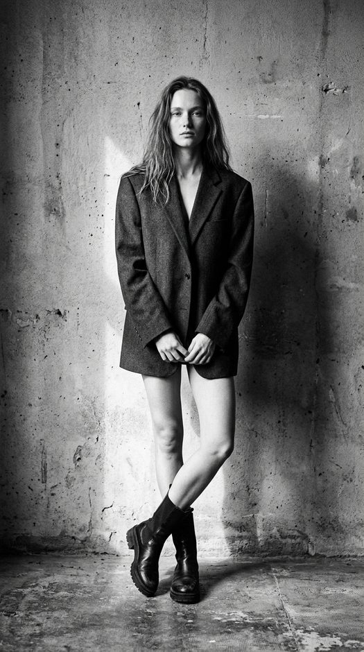 черно белая fashion фотосессия в жакете и сапогах