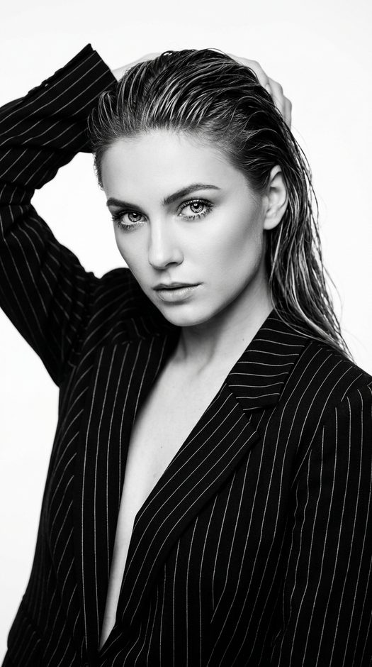 черно белая fashion фотосессия в полосатом пиджаке