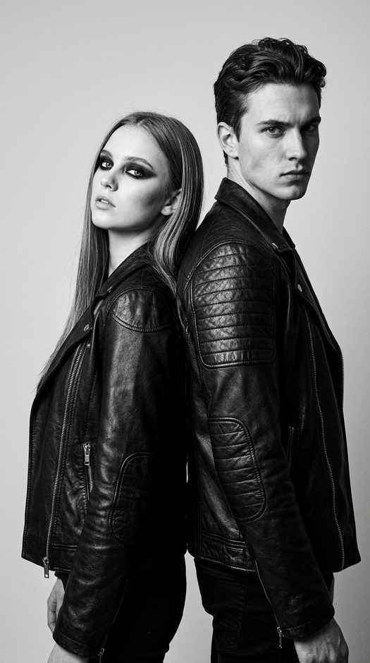 черно белая fashion фотосессия пары в кожаных куртках