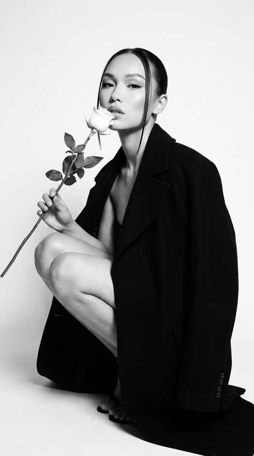 черно белая fashion фотосессия с белой розой