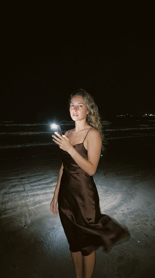 ночная фотосессия у океана в сатиновом платье