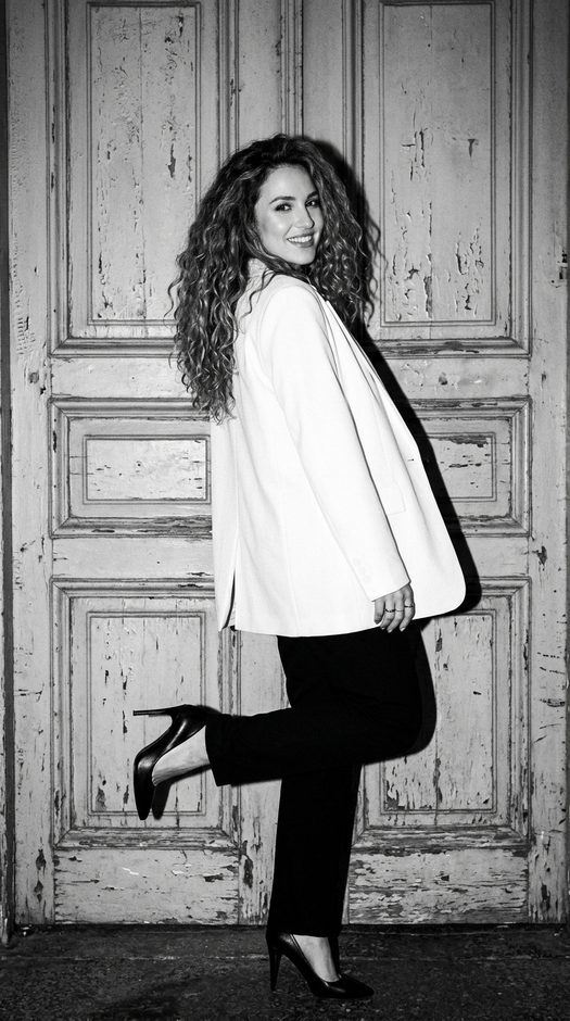 черно белая fashion фотосессия у старинной двери