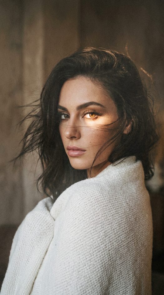vogue фотосессия со взглядом через плечо