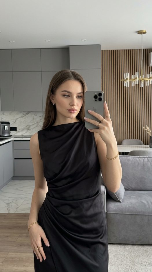 селфи девушки в черном платье в сером интерьере