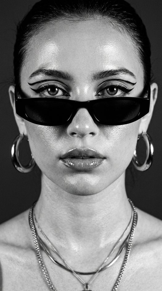 черно белая beauty фотосессия с жесткой вспышкой
