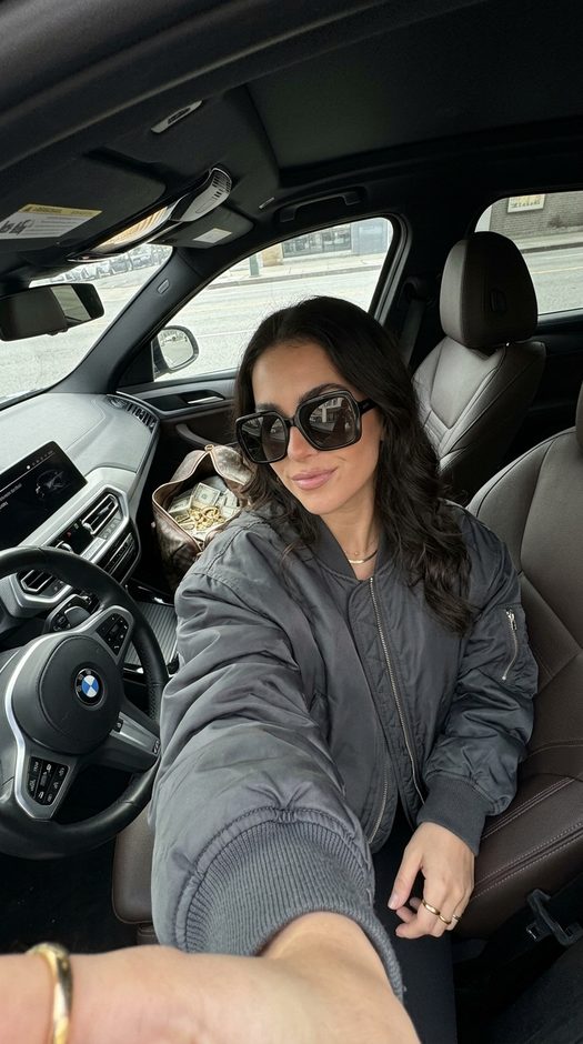 селфи в bmw с сумкой денег на заднем сиденье