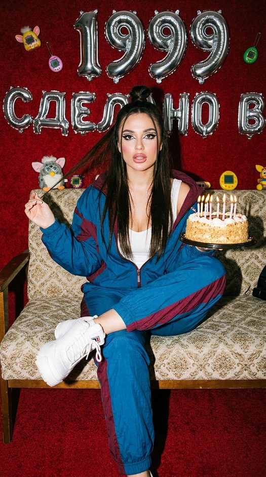 Фотосессия в стиле 90 х с тортом и шарами 1999