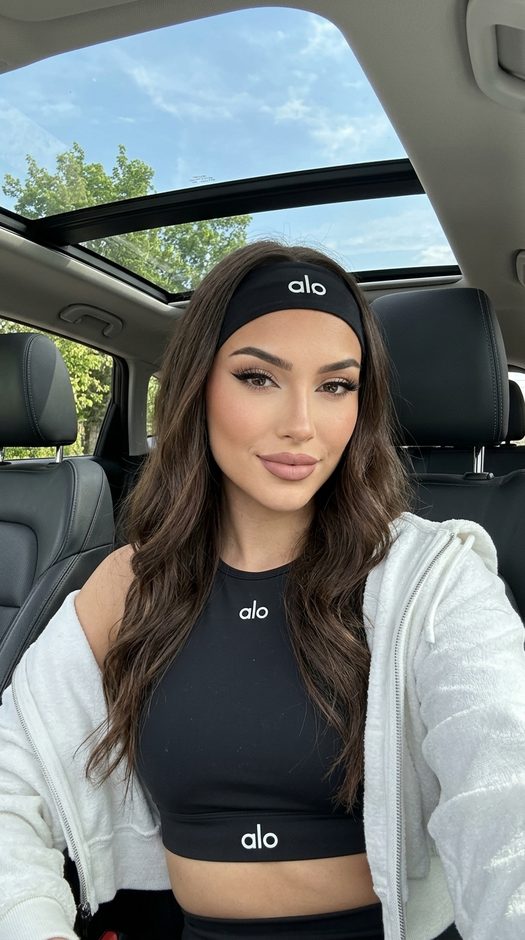 селфи в премиальном авто с люком и alo yoga
