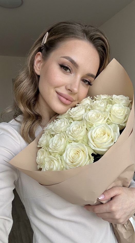 селфи с букетом белых роз