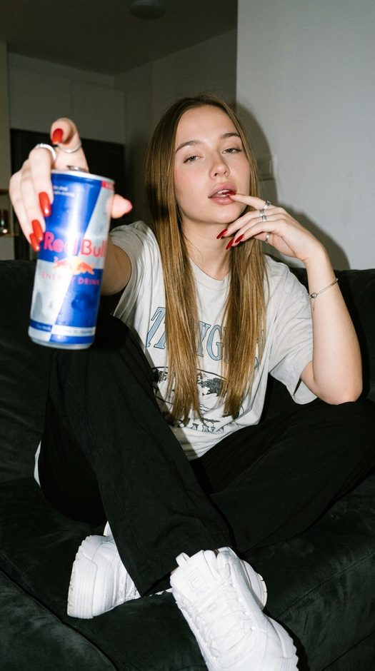 домашняя фотосессия с банкой red bull на диване