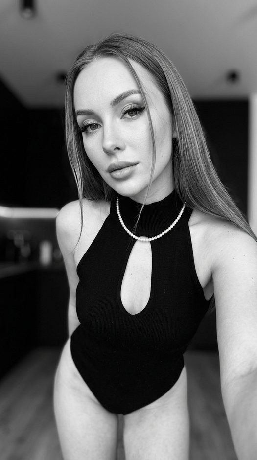 селфи фотосессия в черном боди с жемчужным колье