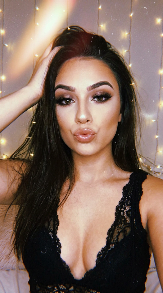 Крупный портрет девушки с duck face и огоньками