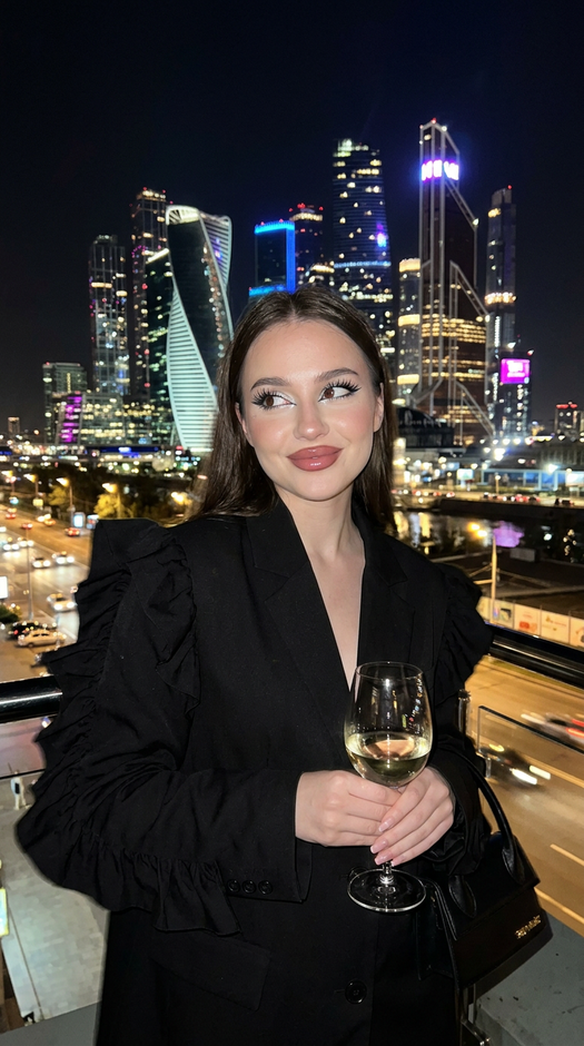ночная фотосессия у москва сити с бокалом вина